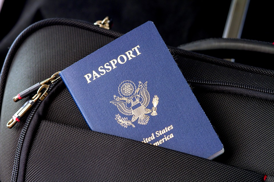 Geschäftsreisender mit Reisepass und Geschaeftsvisum - Ein- und Ausreise bei der Geschäftsreise und die Restriktionen
